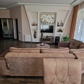 In Baku 180.0 m² house with 7.0 rooms is for sale - Image 3