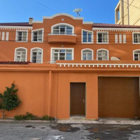 In Baku 572.0 m² house with 8.0 rooms is for rent