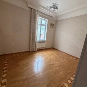 In Baku 260.0 m² house with 8.0 rooms is for rent - Image 2
