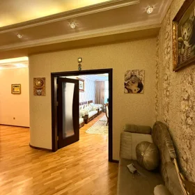 In Baku 155.0 m² apartment is for sale - Image 3