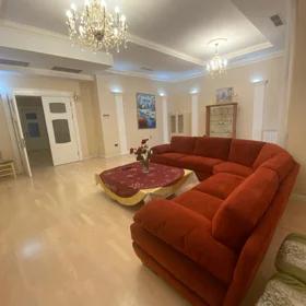 In Baku 230.0 m² apartment is for rent - Image 3