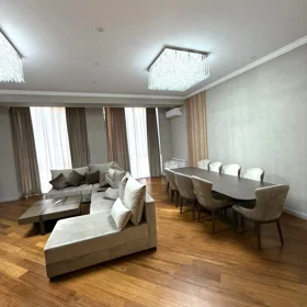 In Baku 200.0 m² apartment is for rent - Image 2
