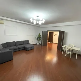 In Baku 140.0 m² apartment is for rent - Image 2