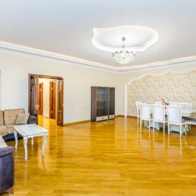 In Baku 200.0 m² apartment is for rent - Image 2