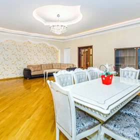 In Baku 200.0 m² apartment is for rent - Image 4