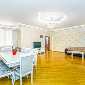 In Baku 200.0 m² apartment is for rent - Image 5