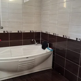 In Baku 320.0 m² house with 7.0 rooms is for sale - Image 2