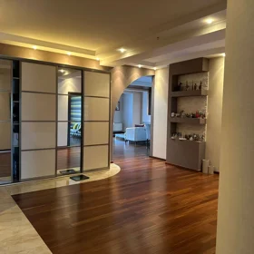 In Baku 185.0 m² apartment is for sale - Image 5