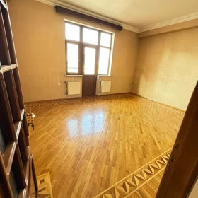 In Baku 165.0 m² apartment is for sale - Image 5