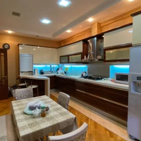 In Baku 130.0 m² apartment is for sale - Image 2