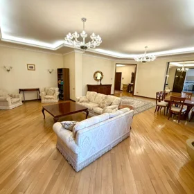 In Baku 380.0 m² apartment is for sale - Image 3
