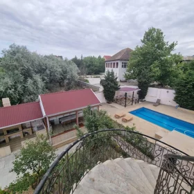 In Baku 250.0 m² house with 8.0 rooms is for rent