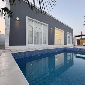 In Baku 135.0 m² house with 4.0 rooms is for sale