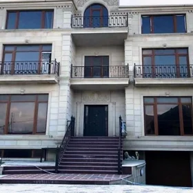In Baku 700.0 m² house with 12.0 rooms is for sale