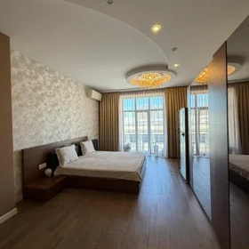 In Baku 210.0 m² apartment is for sale - Image 10