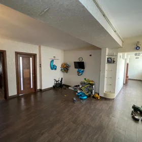 In Baku 170.0 m² apartment is for sale - Image 10