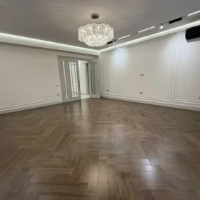 In Baku 186.0 m² apartment is for sale - Image 3