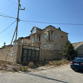 In Baku 277.0 m² house with 6.0 rooms is for sale