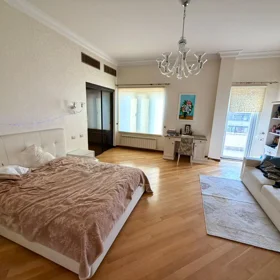 In Baku 390.0 m² apartment is for sale - Image 2