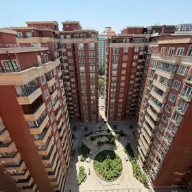 In Baku 390.0 m² apartment is for sale - Image 3