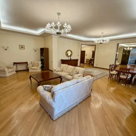 In Baku 390.0 m² apartment is for sale - Image 6