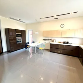 In Baku 390.0 m² apartment is for sale - Image 10