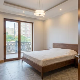 In Baku 193.0 m² apartment is for sale - Image 4