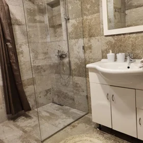 In Baku 212.0 m² apartment is for rent - Image 8