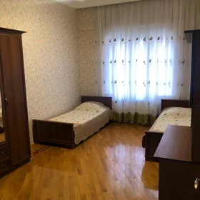 In Baku 140.0 m² apartment is for rent - Image 9