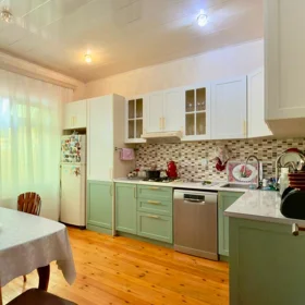 In Baku 100.0 m² house with 4.0 rooms is for sale - Image 9