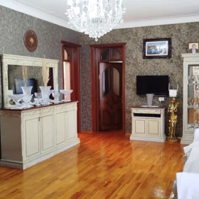 In Baku 300.0 m² house with 5.0 rooms is for sale - Image 3