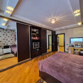 In Baku 280.0 m² apartment is for sale - Image 9