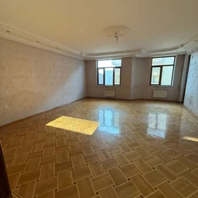 In Baku 165.0 m² apartment is for sale - Image 3
