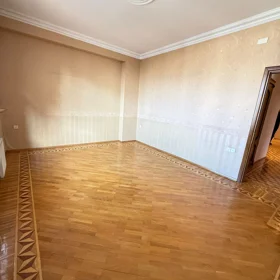 In Baku 165.0 m² apartment is for sale - Image 9