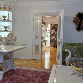 In Baku 180.0 m² apartment is for sale - Image 8