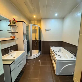 In Baku 130.0 m² apartment is for rent - Image 2