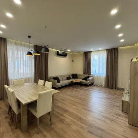 In Baku 185.0 m² apartment is for sale - Image 3