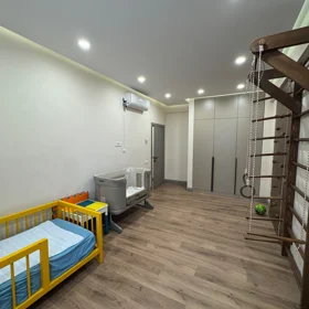 In Baku 185.0 m² apartment is for sale - Image 8