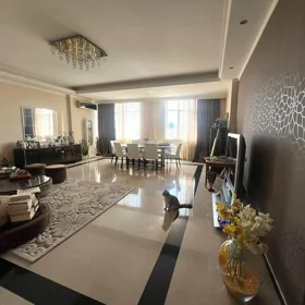 In Baku 185.0 m² apartment is for sale - Image 3