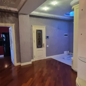In Baku 140.0 m² apartment is for rent - Image 2