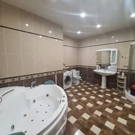 In Baku 240.0 m² apartment is for rent - Image 9