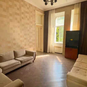 In Baku 200.0 m² apartment is for rent - Image 2