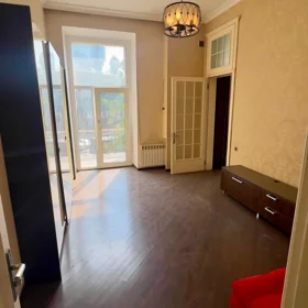 In Baku 200.0 m² apartment is for rent - Image 4