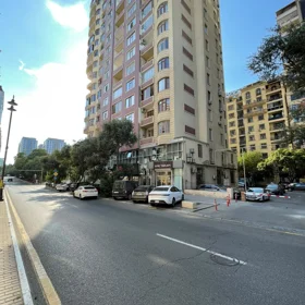 In Baku 180.0 m² apartment is for sale - Image 3