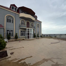 In Baku 600.0 m² house with 9.0 rooms is for rent