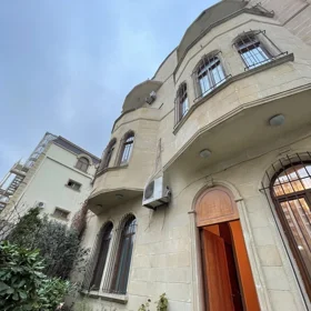 In Baku 1100.0 m² house with 20.0 rooms is for sale - Image 2