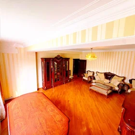 In Baku 175.0 m² apartment is for sale - Image 4