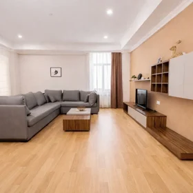 In Baku 200.0 m² apartment is for rent - Image 2