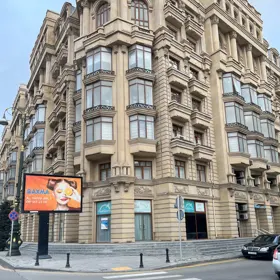 In Baku 265.0 m² apartment is for sale - Image 4