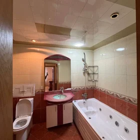 In Baku 140.0 m² apartment is for rent - Image 8